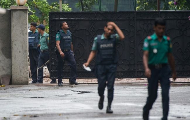 В ходе рейда полиции в Бангладеш двое боевиков взорвали себя, ранив двух силовиков