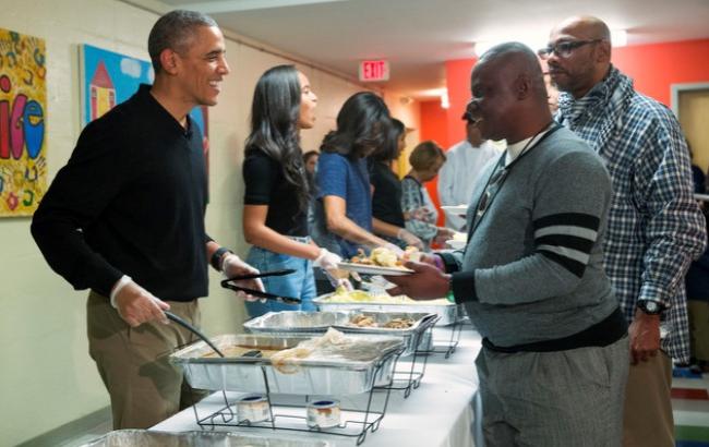 Обама с женой и дочерьми собственноручно накормили бездомных