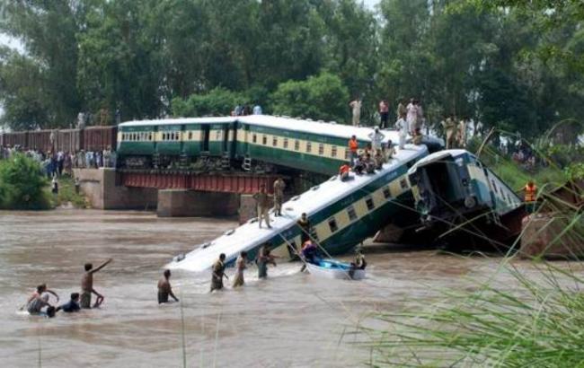 У Пакистані поїзд з військовими впав у воду, 17 людей загинули