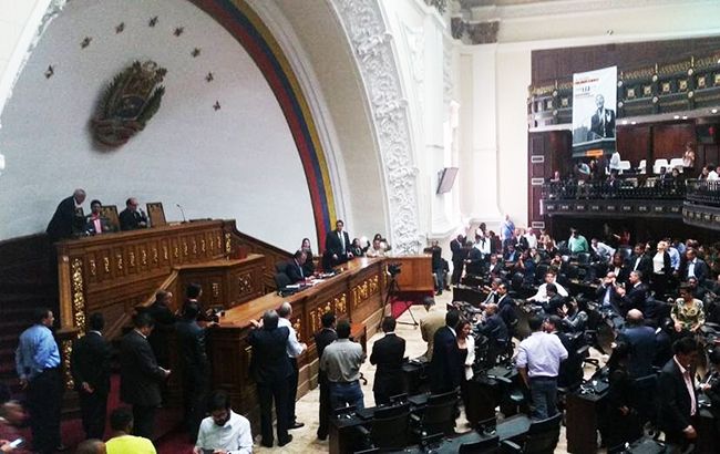 В Венесуэле парламент отказался распускаться