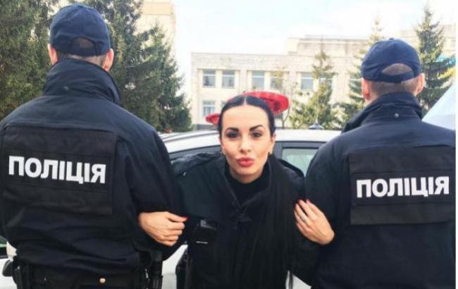 Секс-символ киевской полиции показала на чем ездит на работу и как отдыхает