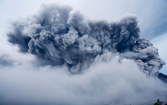 В Индонезии проснулся вулкан Левотоло: пепел извергается на 4 километра (видео)