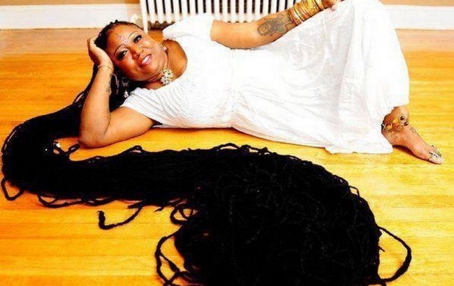 Женщина отрастила волосы на 33,5 метра и попала в Книгу рекордов Гиннеса: как она выглядит