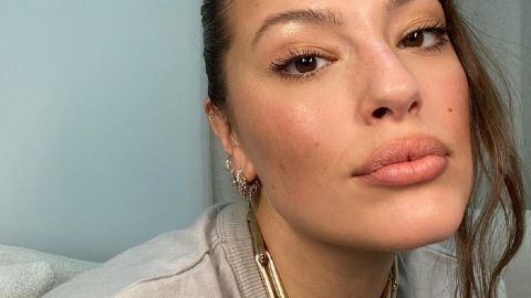 Соковитий персик: Ешлі Грем в одних трусиках засвітила апетитні сідниці