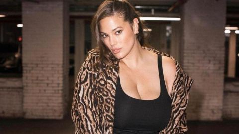 В куртці на голе тіло: Ешлі Грем підірвала мережу апетитним тілом в сміливому вбранні