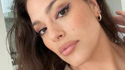 Это тело! Беременная Эшли Грэм полностью обнажилась в собственной ванной