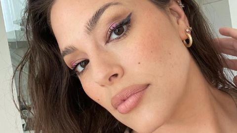 Красоте не помеха: Эшли Грэм показала целлюлит и складочки на жарком видео из душа