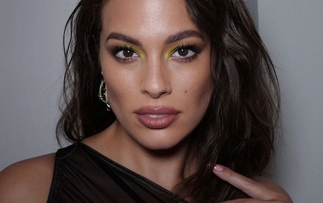 Такая нежная! Беременная Эшли Грэм восхитила пышными формами в зефирном наряде