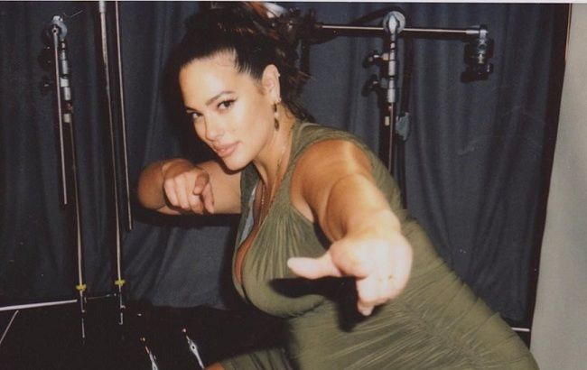 Йога на дев'ятому місяці: вагітна Ешлі Грем демонструє завидну розтяжку