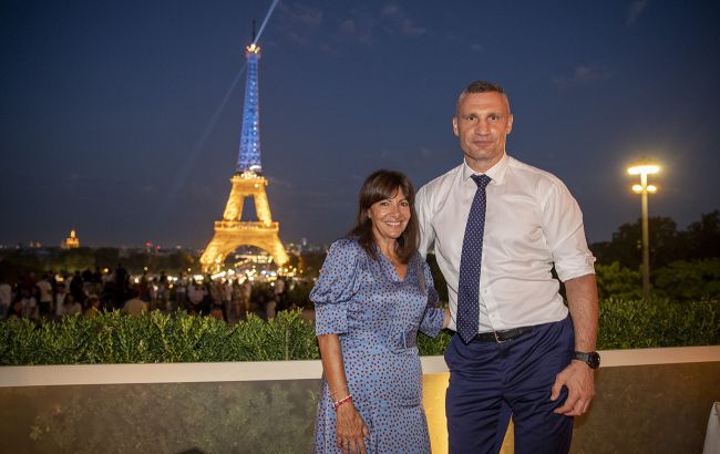 Кличко в Парижі взяв участь у церемонії підсвічення Ейфелевої вежі