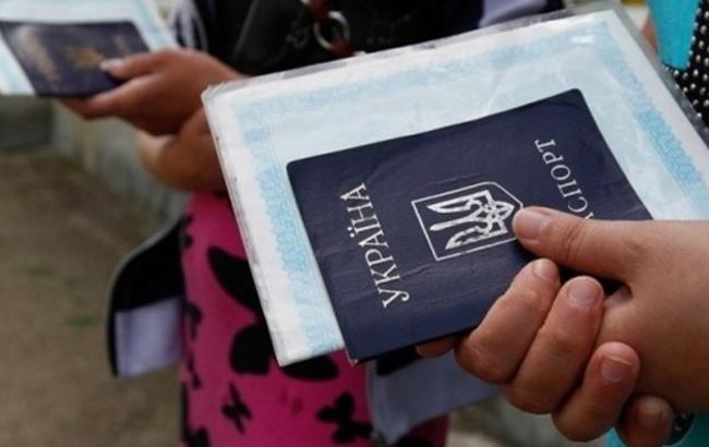 93-летняя украинка впервые в жизни получила паспорт: подробности
