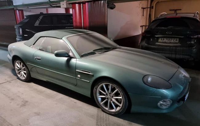 Припадає пилом на підземному паркінгу: у Києві знайдено покинутий спорткар Aston Martin