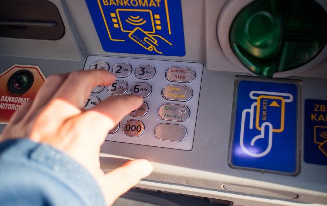 У Польщі стане складніше зняти готівку з банкоматів: причини