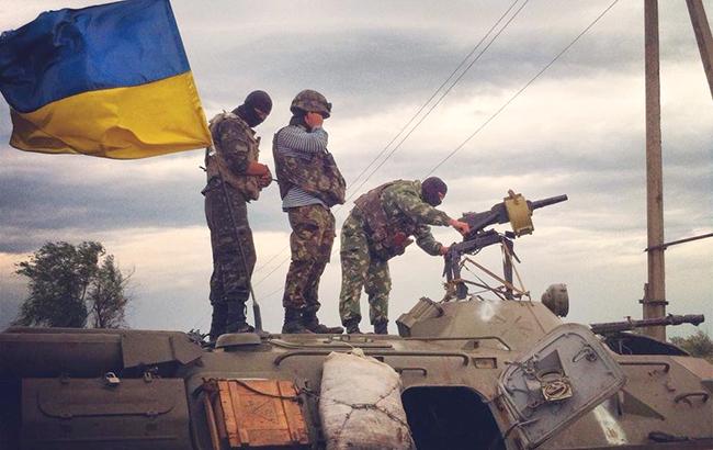 В зоні АТО протягом дня поранено двох українських військових, - штаб