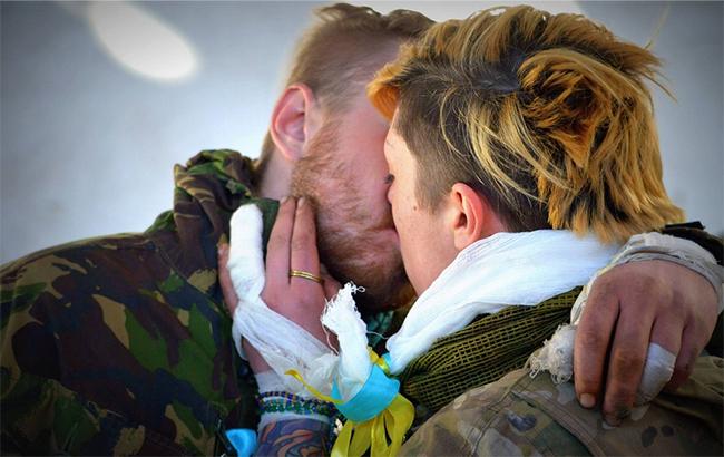 Мережу зворушила історія про дружину АТОшника, яка приїхала слідом за чоловіком на фронт