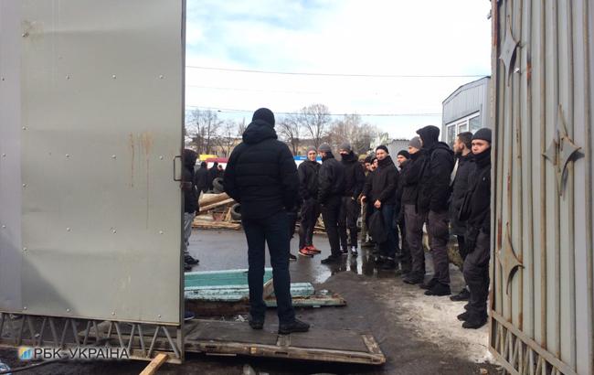 На базе "Азова" завершились обыски и начали разбирать баррикады