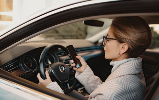 Користування телефоном за кермом: який штраф чекає на водіїв за порушення