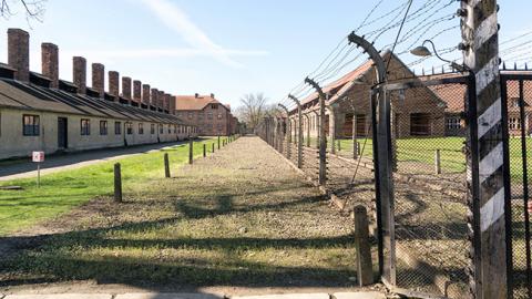 У Німеччині 94-річного охоронця Освенцима будуть судити як неповнолітнього