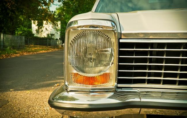 У Києві машина, в якій була мати з дитиною, "пішла" під асфальт