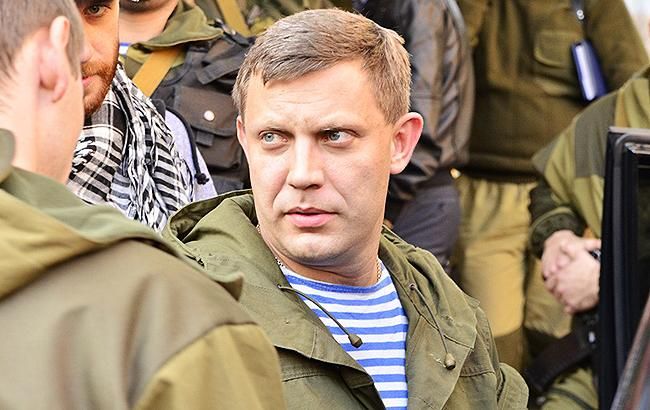 Без сорочки і погонів: в мережі підняли на сміх пам'ятник Захарченко в Донецьку