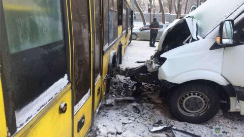 В Киеве столкнулись автобус и маршрутка, есть пострадавшие