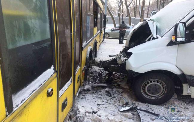 В Киеве столкнулись автобус и маршрутка, есть пострадавшие