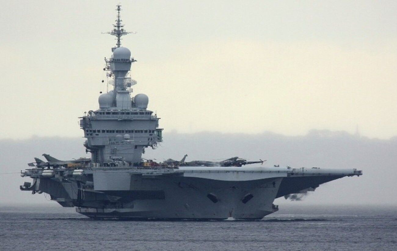 Дрон РФ переслідував один з найбільших авіаносців НАТО у світі: військові відреагували Kép
