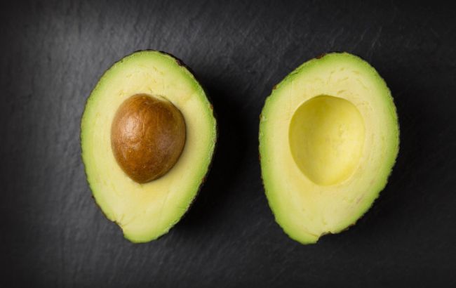 Чому не вдається проростити авокадо з кісточки: помилка, яка все псує
