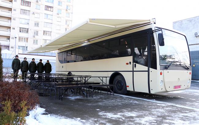 Їсти подано: бійці Нацгвардії отримали автобус-столову