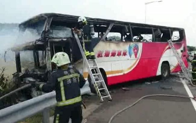 26 туристов сгорели заживо в автобусе на Тайване
