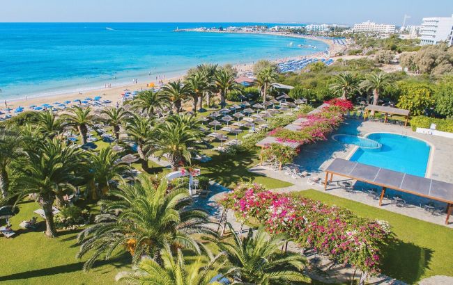 Золотий пісок та бірюзова вода: який курорт Кіпру вибрати для відпочинку на морі