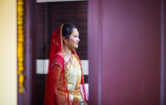 В Индии невестам подарили биты для защиты от пьяных мужей