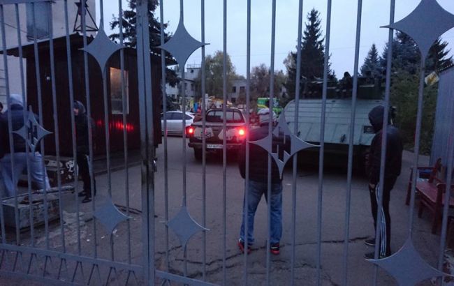 Поліція з'ясовує обставини конфлікту інженерного корпусу "Азов" і заводу "АТЕК"