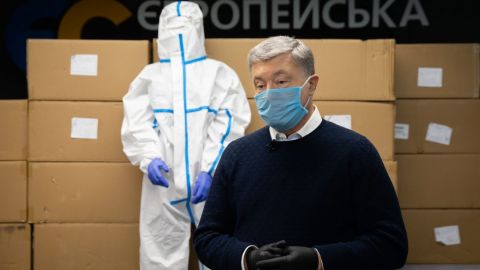 Фонд Порошенко отправил первые 10 тысяч защитных костюмов для врачей
