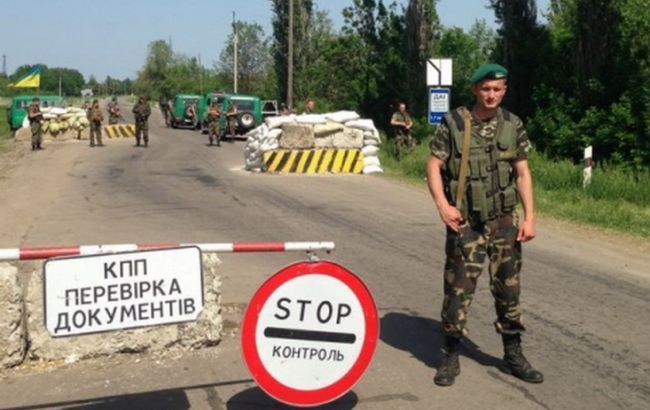 На Донбассе боевики дважды обстреляли контрольный пост "Марьинка" из гранатометов и минометов