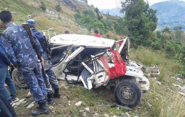 В Непале при падении автомобиля с обрыва погибло 6 человек