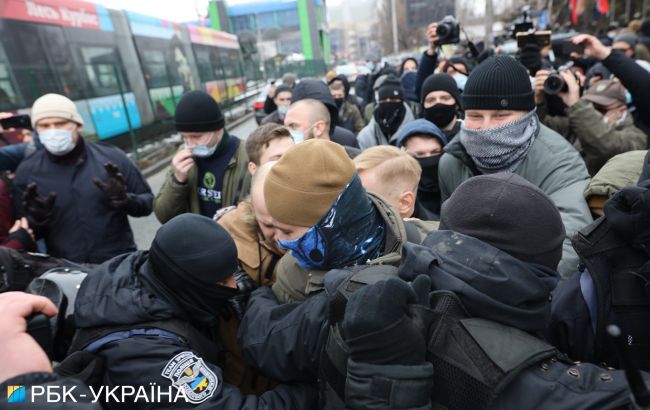 В Киеве протестуют под зданием телеканала "НАШ", произошла драка