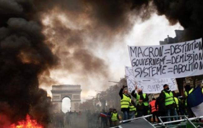 У Парижі поліція затримала понад 40 учасників протестів "жовтих жилетів"