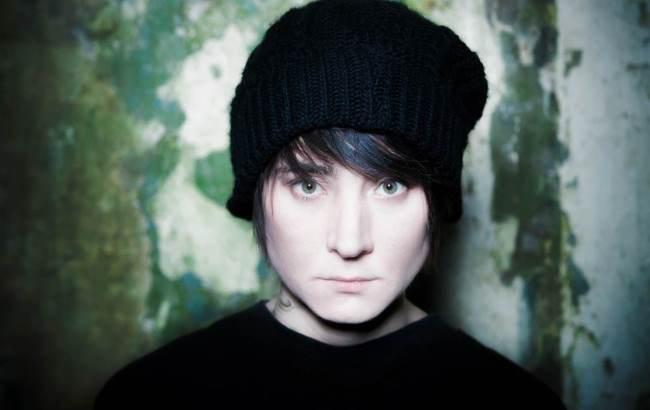 "Красная женщина": Земфира продает вещи Ренаты Литвиновой