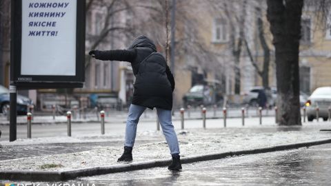 Ожеледь на вулиці: як правильно пересуватися і уберегтися від травм