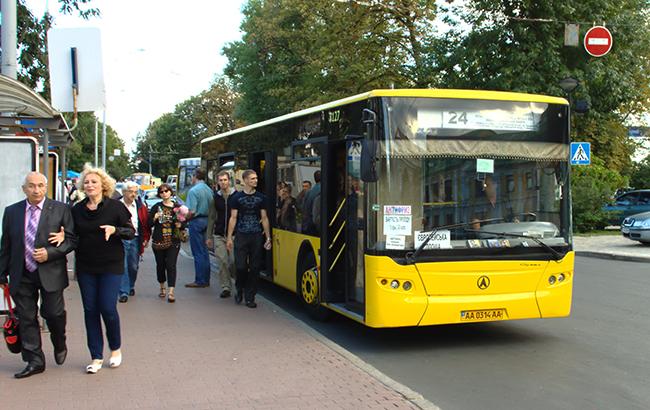 В Киеве автобус с пассажирами забросали камнями