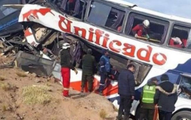 В Боливии пассажирский автобус упал в 300-метровое ущелье