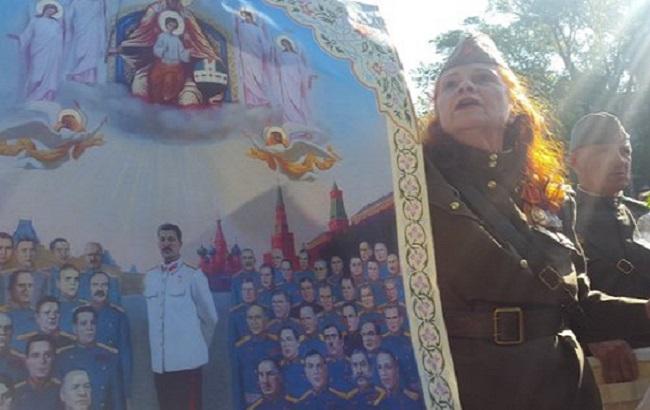 "За Сталина": в Киеве произошла ссора из-за красных флагов и портретов диктатора