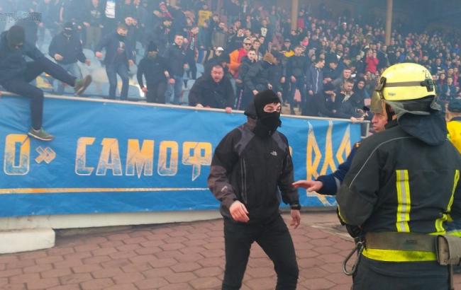 На матче "Мариуполь" - "Динамо" фанаты устроили драку с полицией