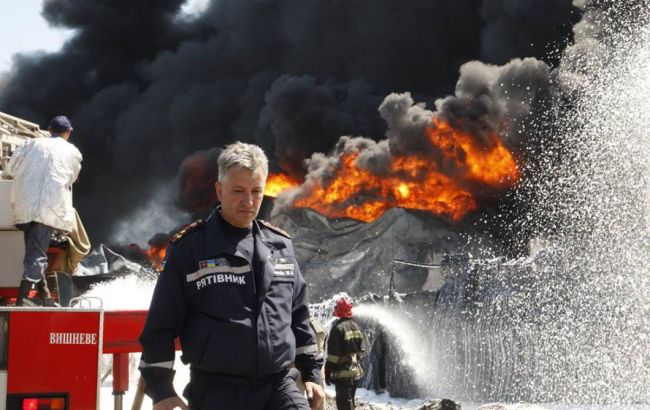 Пожежа на нафтобазі в Київській обл.: рятувальники готуються до пінним атак