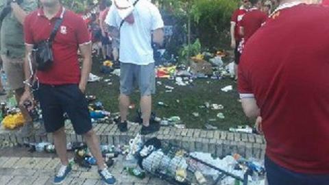 Пляшки, сміття всюди: футбольні фанати влаштували смітник в центрі Києва (фото)