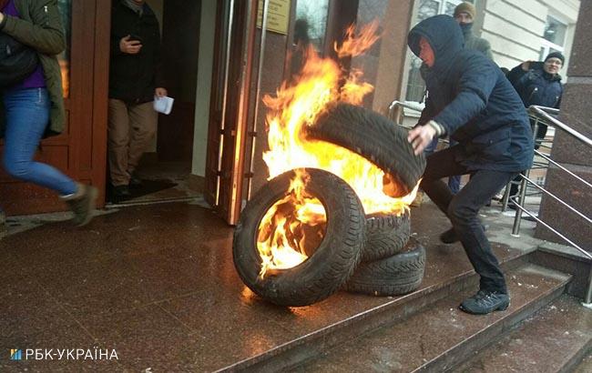 Справа про вбивство Бузини: активісти перекривають дорогу та палять шини під судом