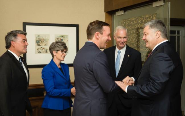 Порошенко обговорив з делегацією Сенату США посилення санкцій проти Росії