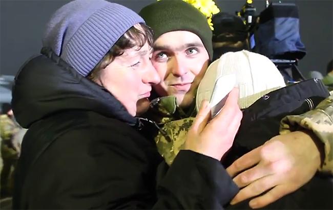 У Львівській області односельці емоційно вітали земляка, який повернувся з полону (відео)