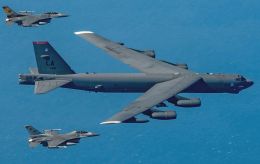 Ядерный бомбардировщик B-52 разбился в США (видео)